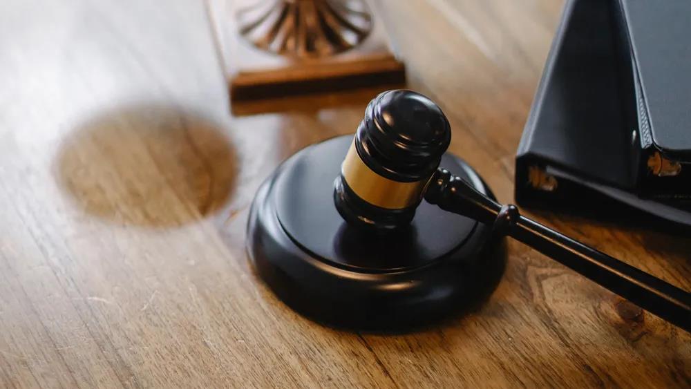 养了8年的孩子发现非亲生，我能向他生物学父亲索赔吗？